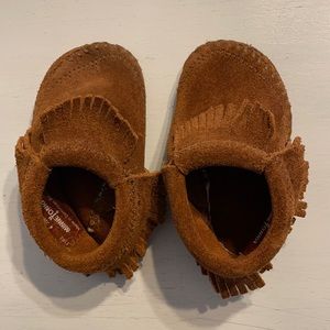Minnetonka infant girl size 4♥️